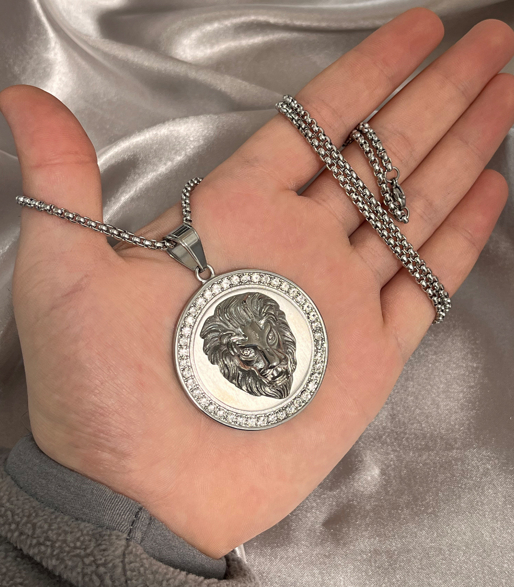 Versace Taşlı Madalyon Gümüş Kolye