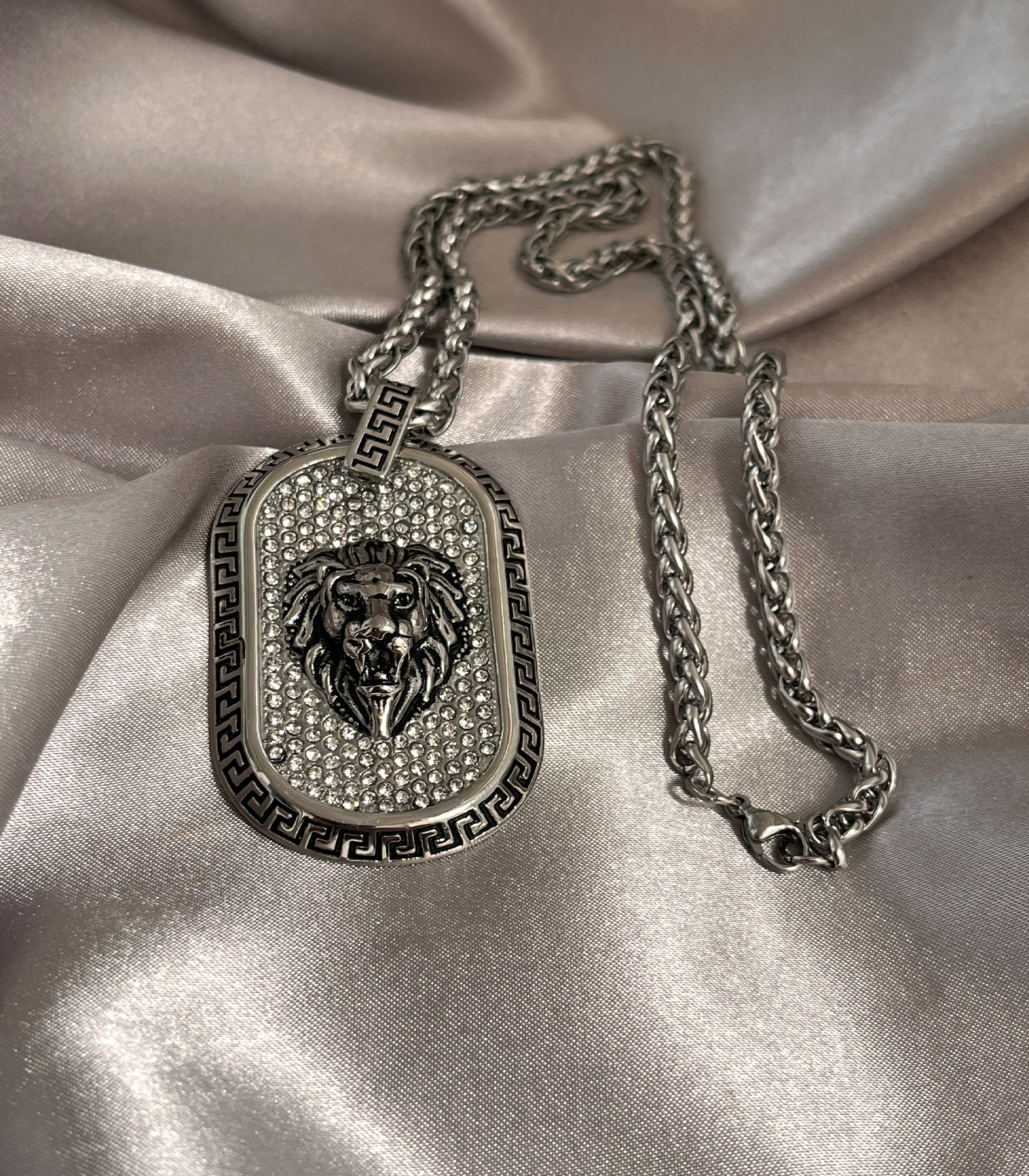 Versace Oval Taşlı Gümüş Madalyon Kolye