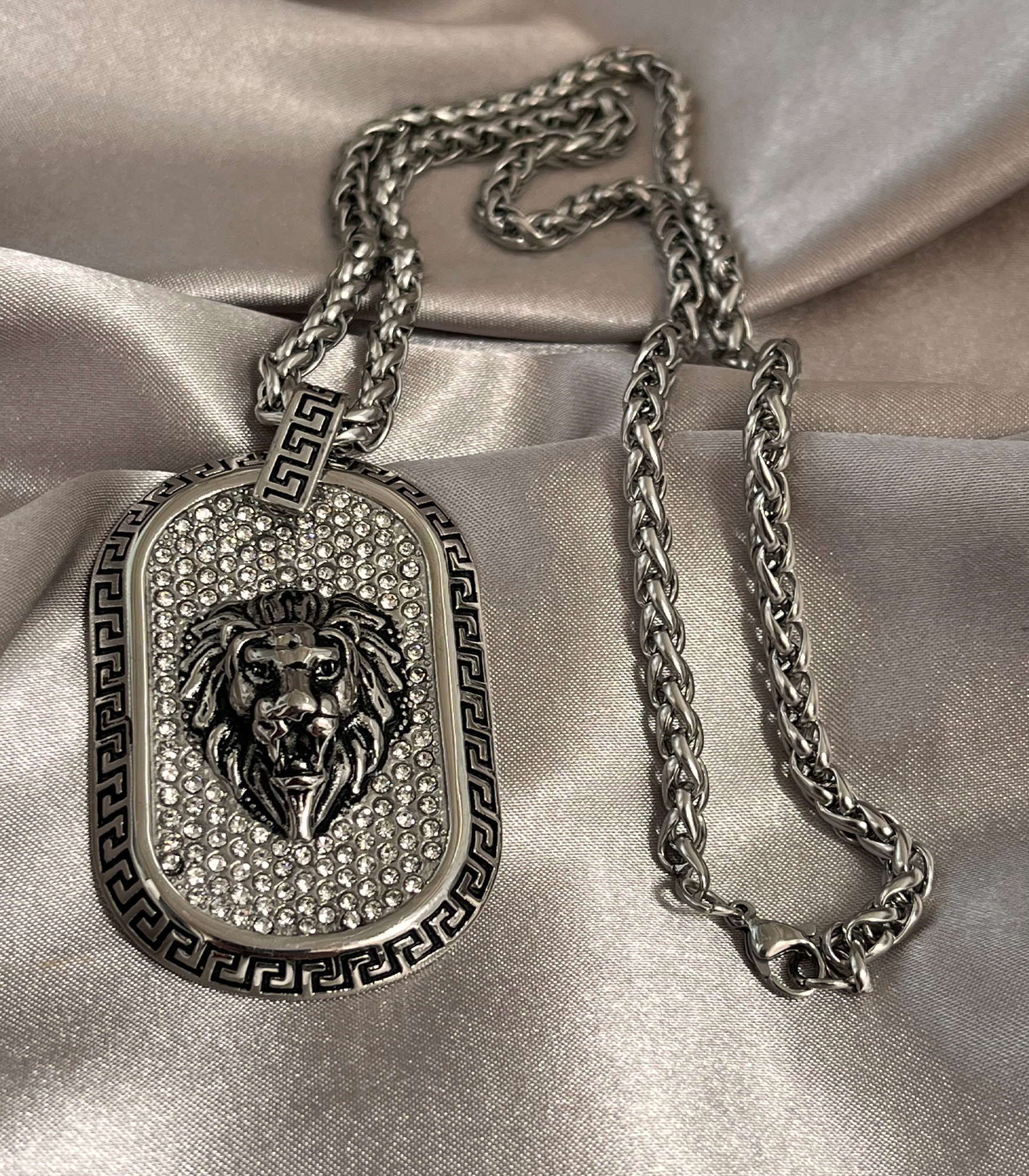 Versace Oval Taşlı Gümüş Madalyon Kolye