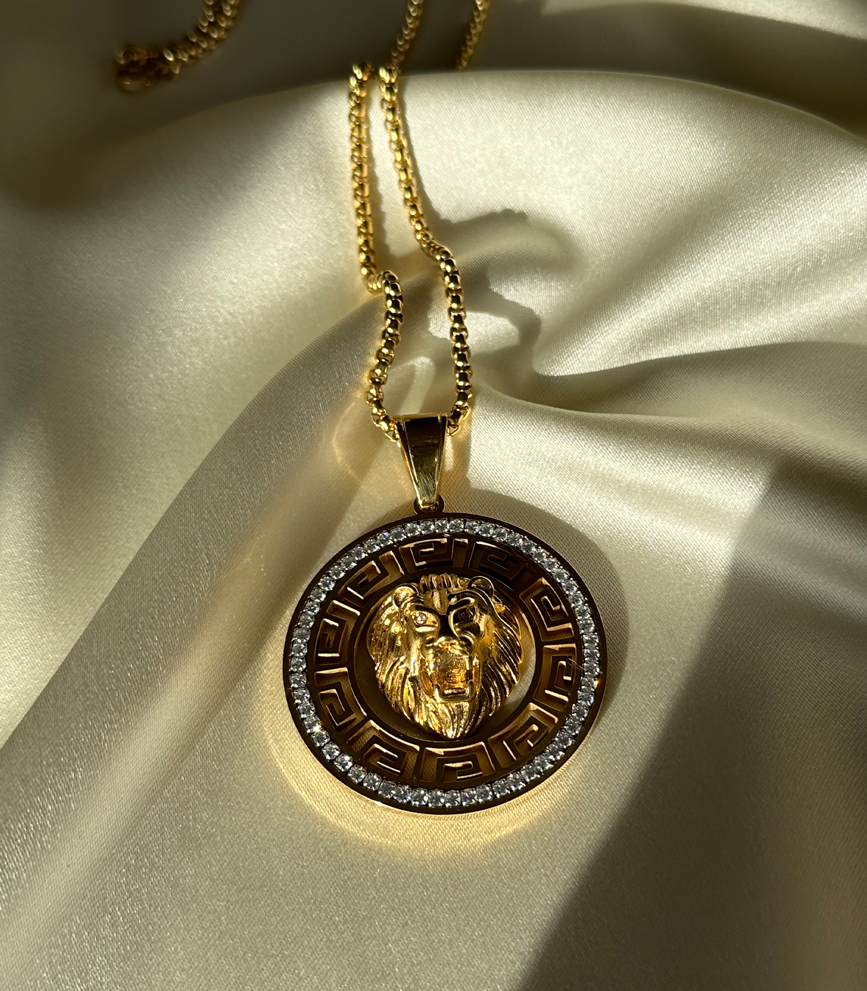 Versace Taş Detaylı Madalyon Kolye