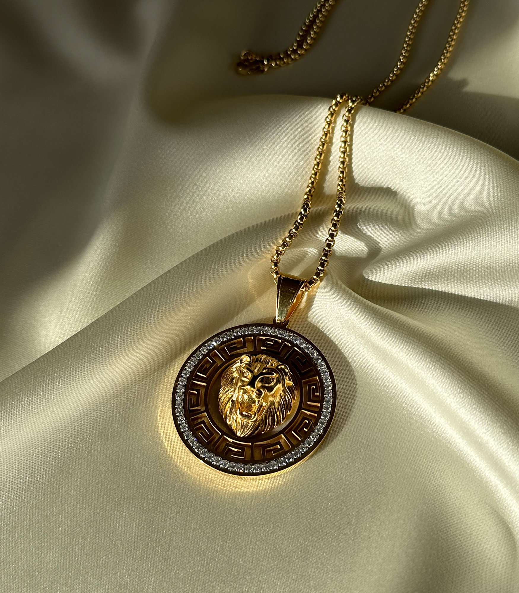 Versace Taş Detaylı Madalyon Kolye