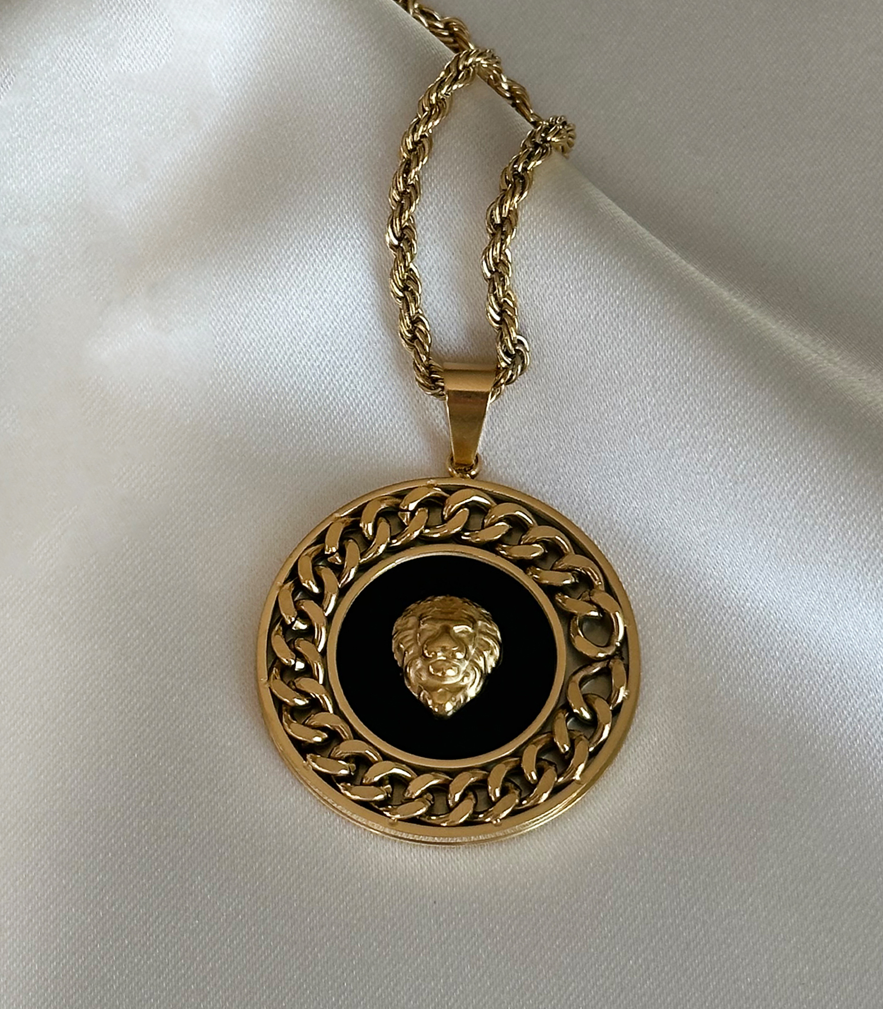 Versace Gurmet Detaylı Altın Madalyon Kolye
